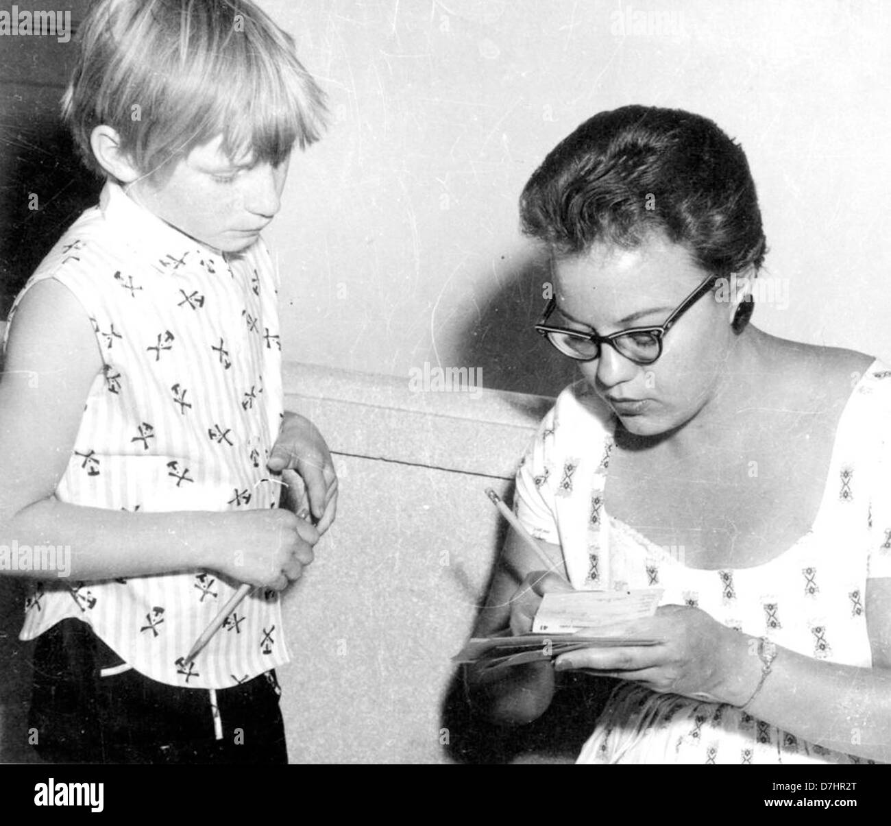 Dieses Foto zeigt Carol Armstrong, ein Sherman County Home Agent, der einem 4-H Mitglied bei ihrem Projekt an der Columbia Gorge Extension hilft. Das Bild zeigt die praktische, pädagogische Unterstützung, die durch Erweiterungsprogramme in ländlichen Gemeinden bereitgestellt wird. Stockfoto