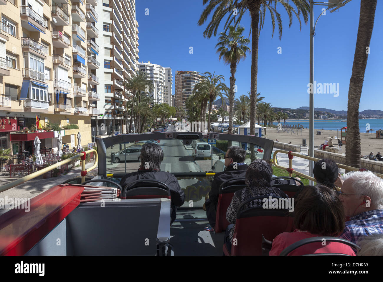 Touristen auf eine offene gekrönt Hop on Hop off-Bus eine Stadtrundfahrt in Malaga Spanien Stockfoto