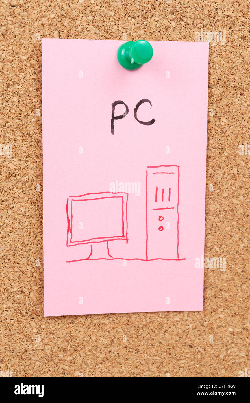 PC-Wort und Symbol auf Papier gezeichnet und merken sich auf Pinnwand Stockfoto