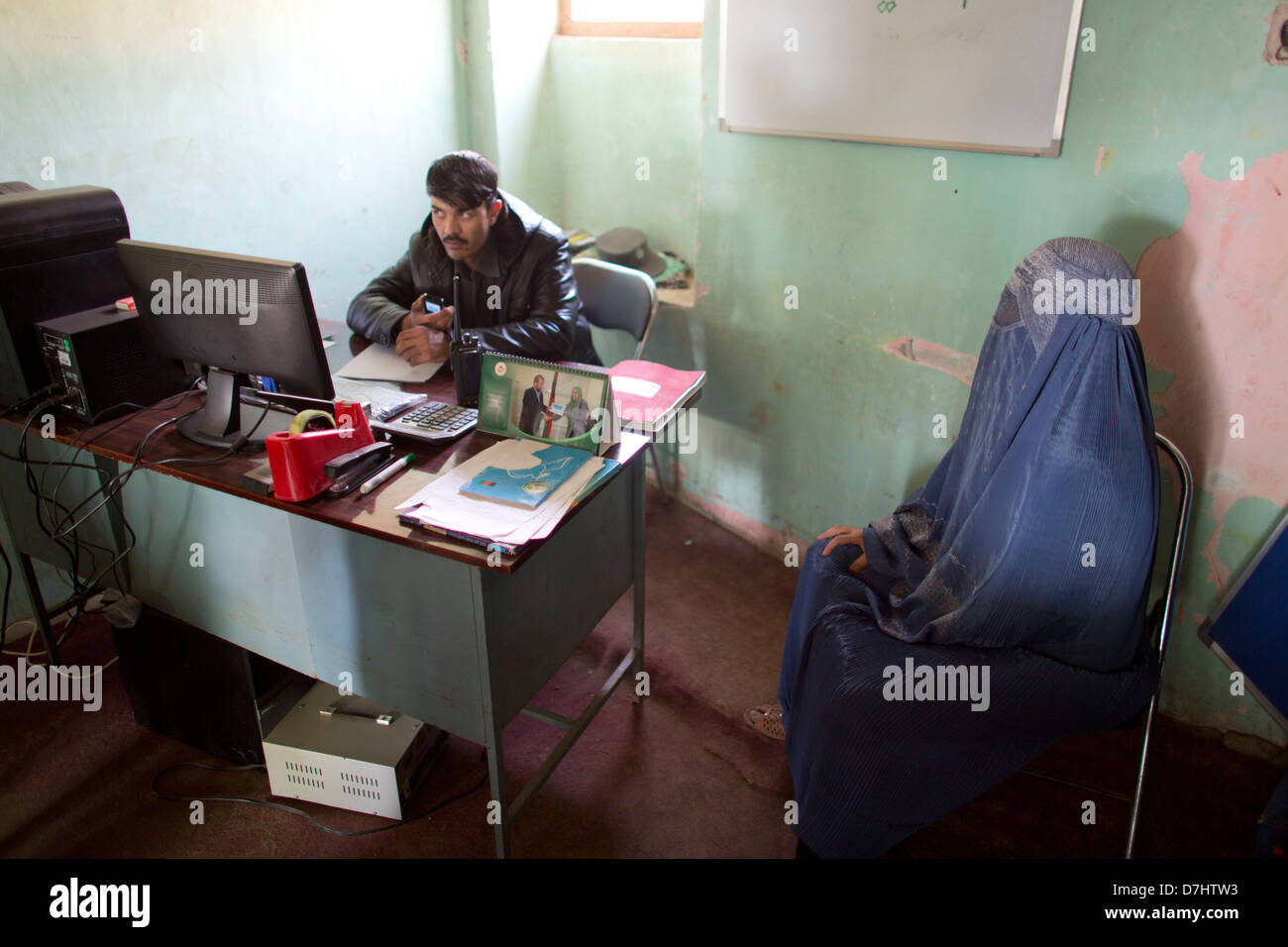 eine Frau berichtet häuslicher Gewalt an die örtliche Polizei-Büro in Afghanistan Stockfoto