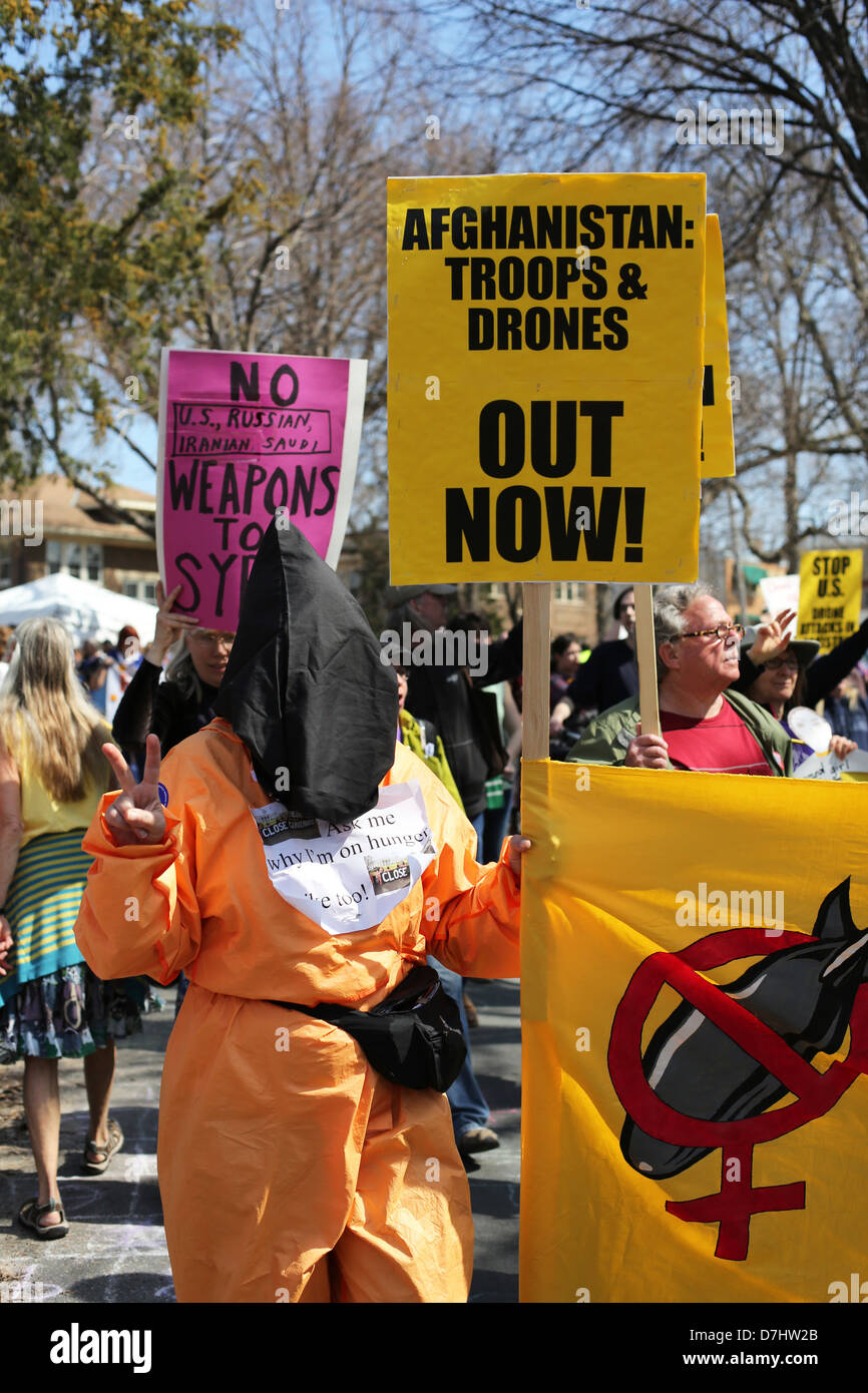 Anti-Kriegs-Demonstranten marschieren in einer Parade in Minneapolis, Minnesota. Stockfoto