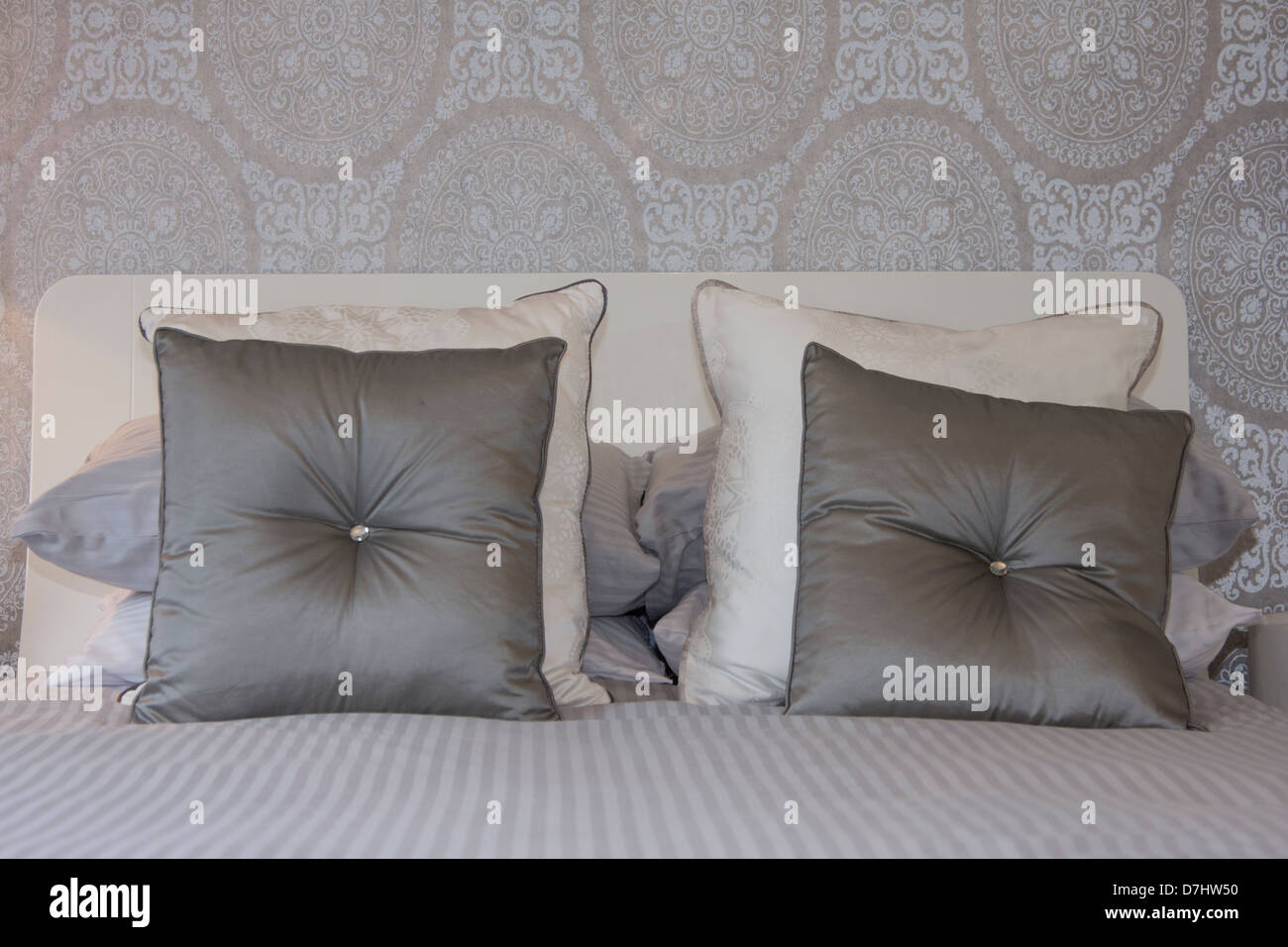 Bettwäsche in eine moderne Wohnumgebung, Schuss mit Tageslicht, es eine frische Ausstrahlung zu geben. Stockfoto