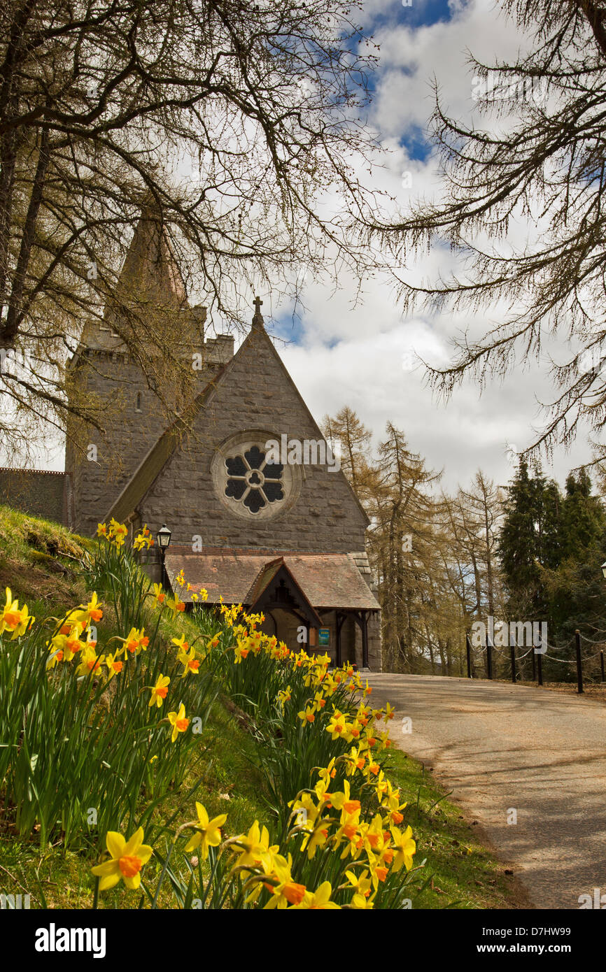 CRATHIE KIRK ODER KIRCHE IM FRÜHJAHR ORT DER ANBETUNG FÜR DIE KÖNIGLICHE FAMILIE WÄHREND IHRES AUFENTHALTES IM BALMORAL-ABERDEENSHIRE-SCHOTTLAND Stockfoto