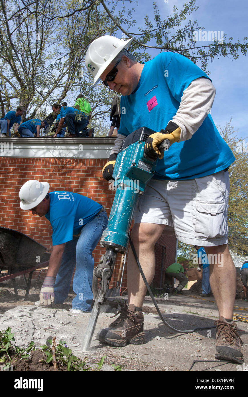 Freiwillige sanieren ein Haus für Habitat for Humanity Stockfoto