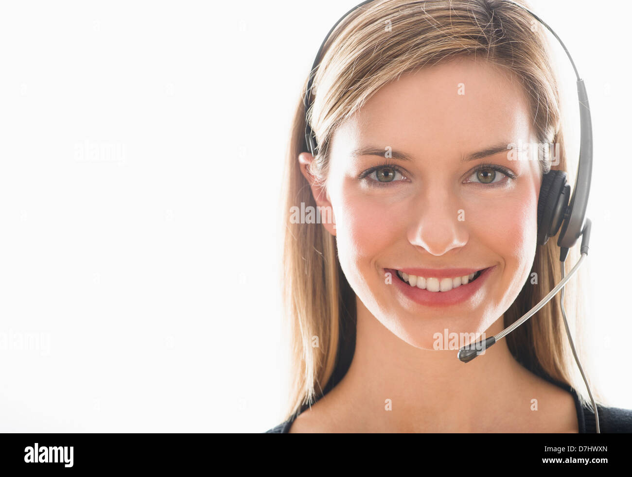 Studio-Porträt der jungen Frau trägt Kopfhörer Stockfoto