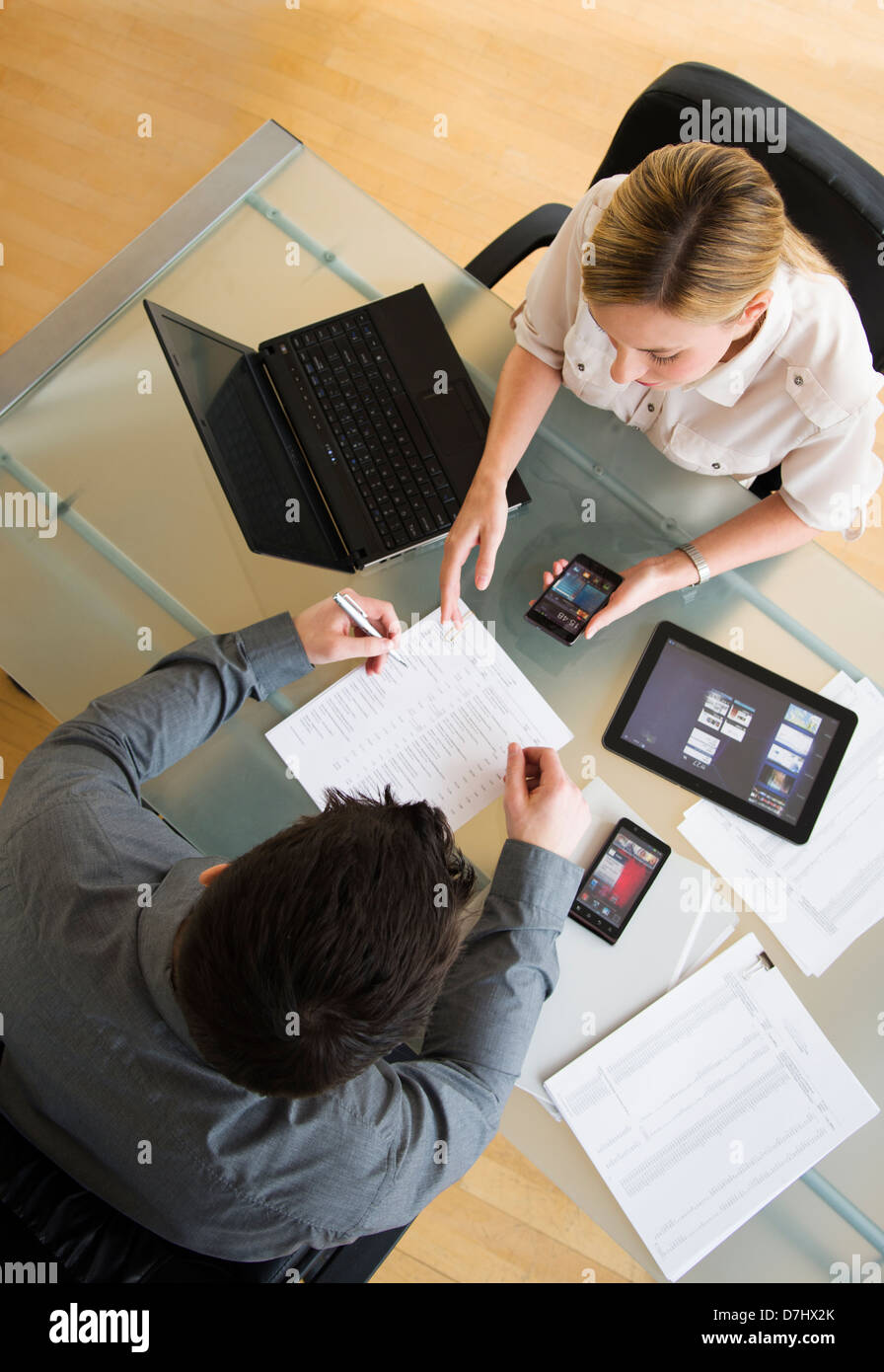 Business-Mann und Frau, mit mobilen Geräten Stockfoto