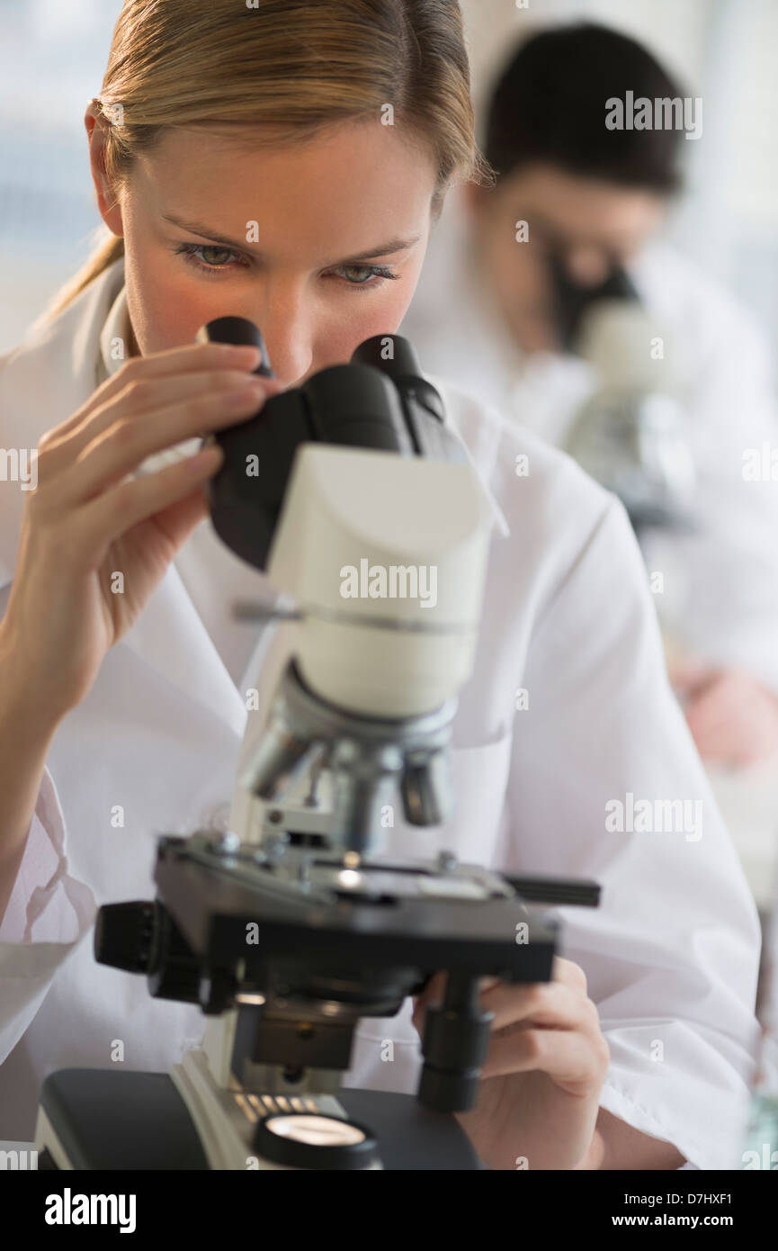 Wissenschaftler forschen an Mikroskopen Stockfoto