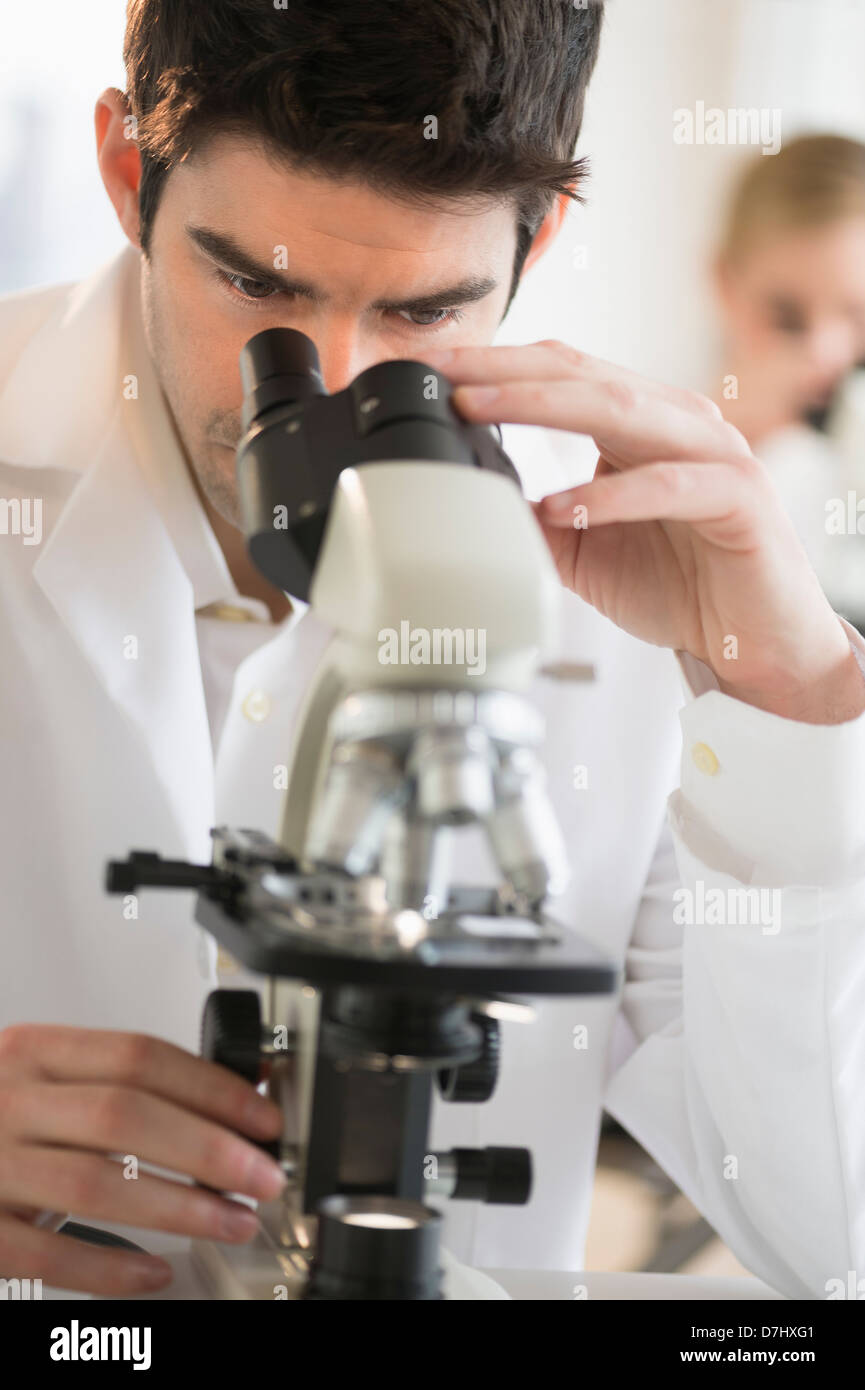 Wissenschaftler forschen an Mikroskopen Stockfoto