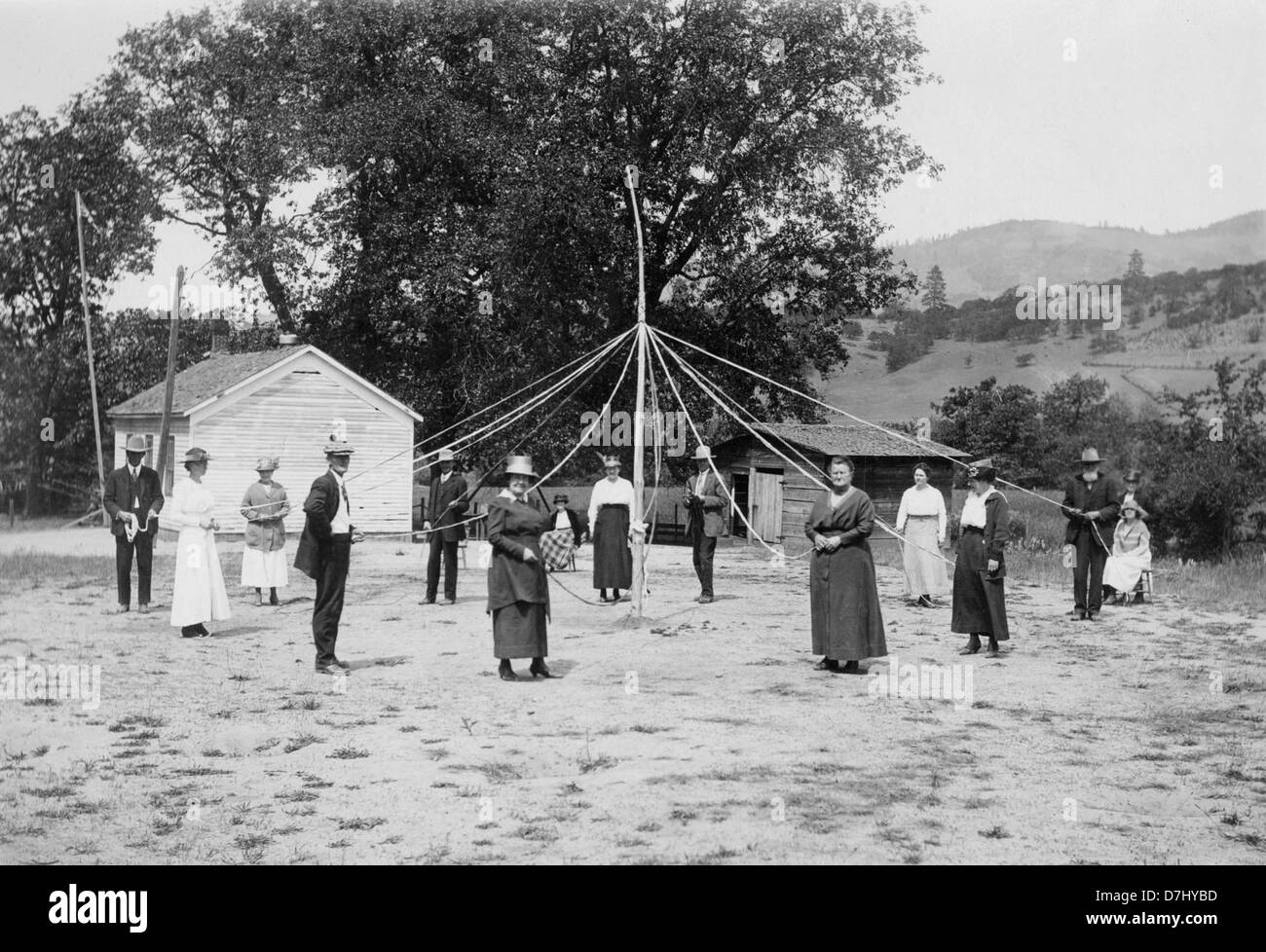 Maifeiertag mit Menschen rund um den Maibaum, 1920 Stockfoto