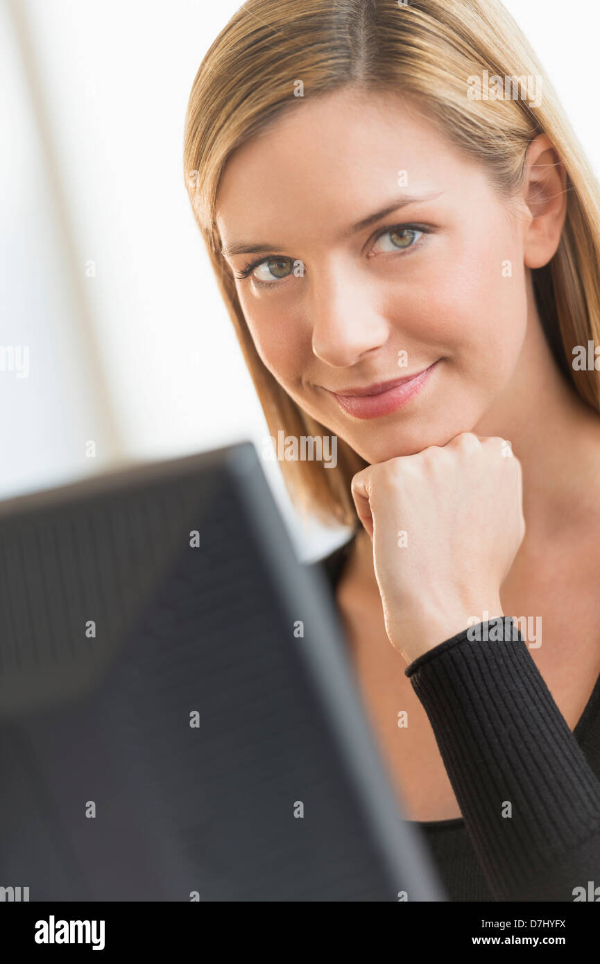 Porträt des Business-Frau mit computer Stockfoto