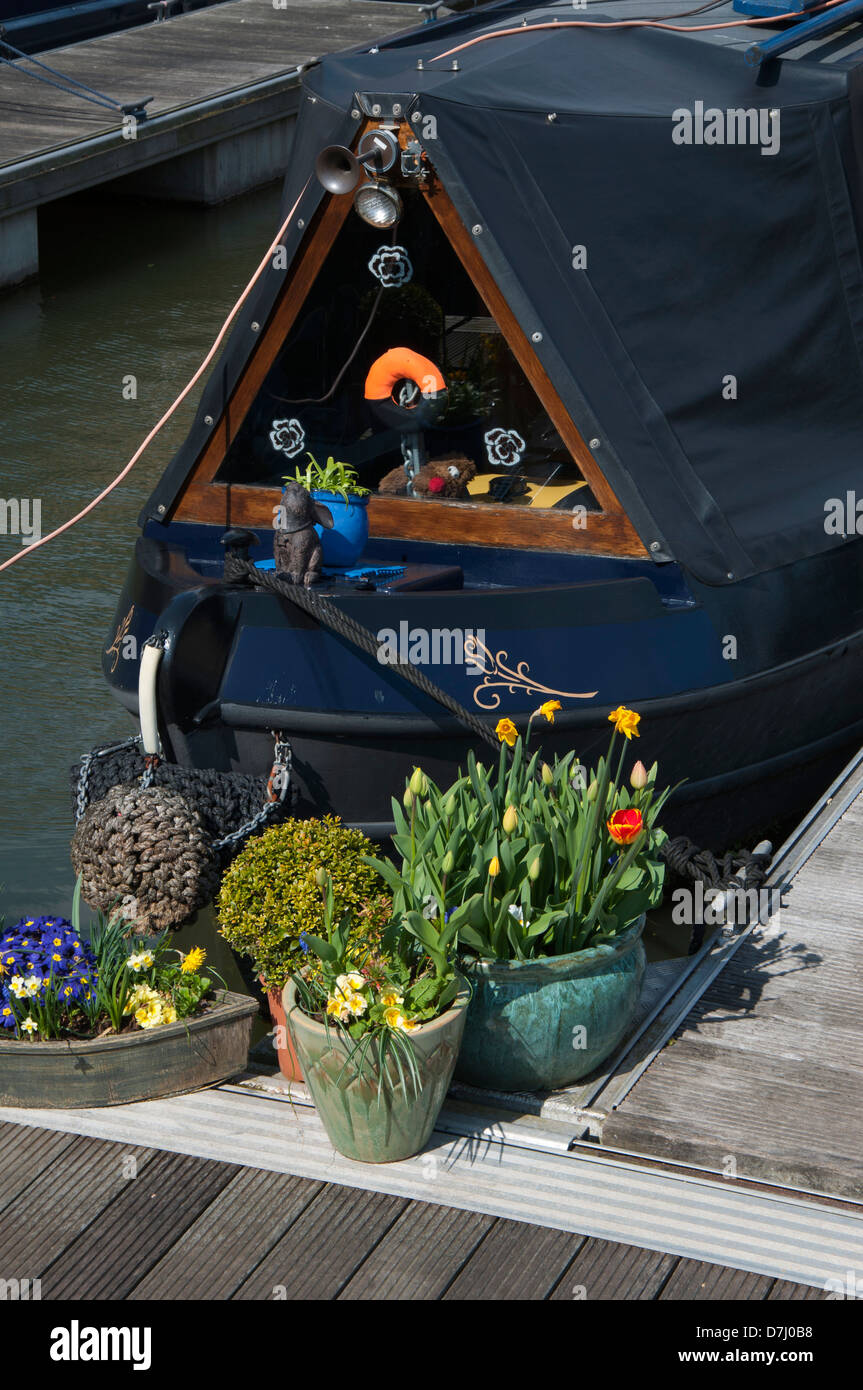 Hausboot festgemacht, Stern, dekoriert, Blumen in Töpfen, Seile, Sonnensegel, sonnig, dekorative Stockfoto