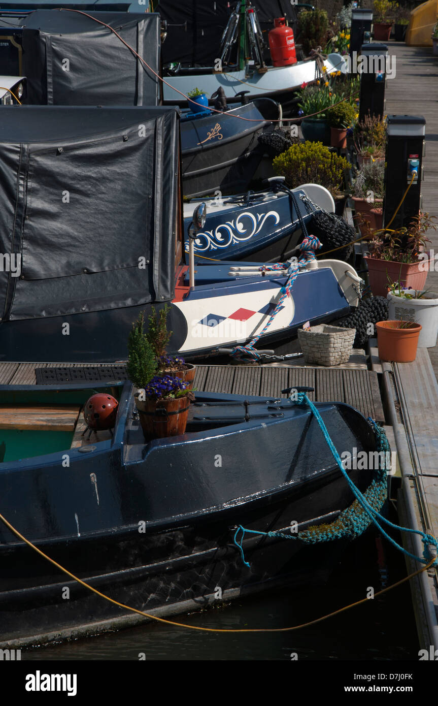 Hausboote, Ankern, Heck, dekoriert, Blumen in Töpfen, Seile, Sonnensegel, sonnig, dekorative Stockfoto