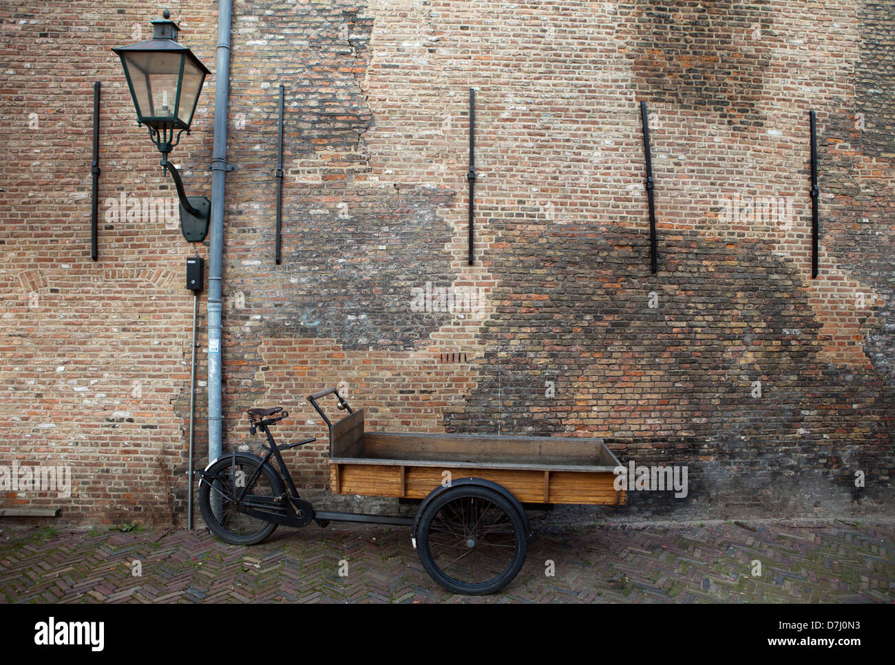 altes Fahrrad in Dordrecht, holland Stockfoto