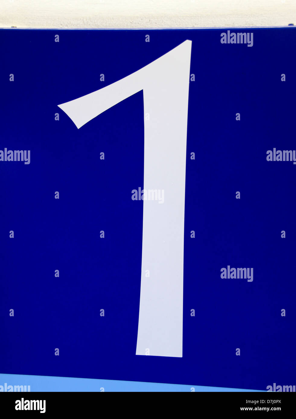 Blaues Schild mit weißer Nummer 1 Stockfoto