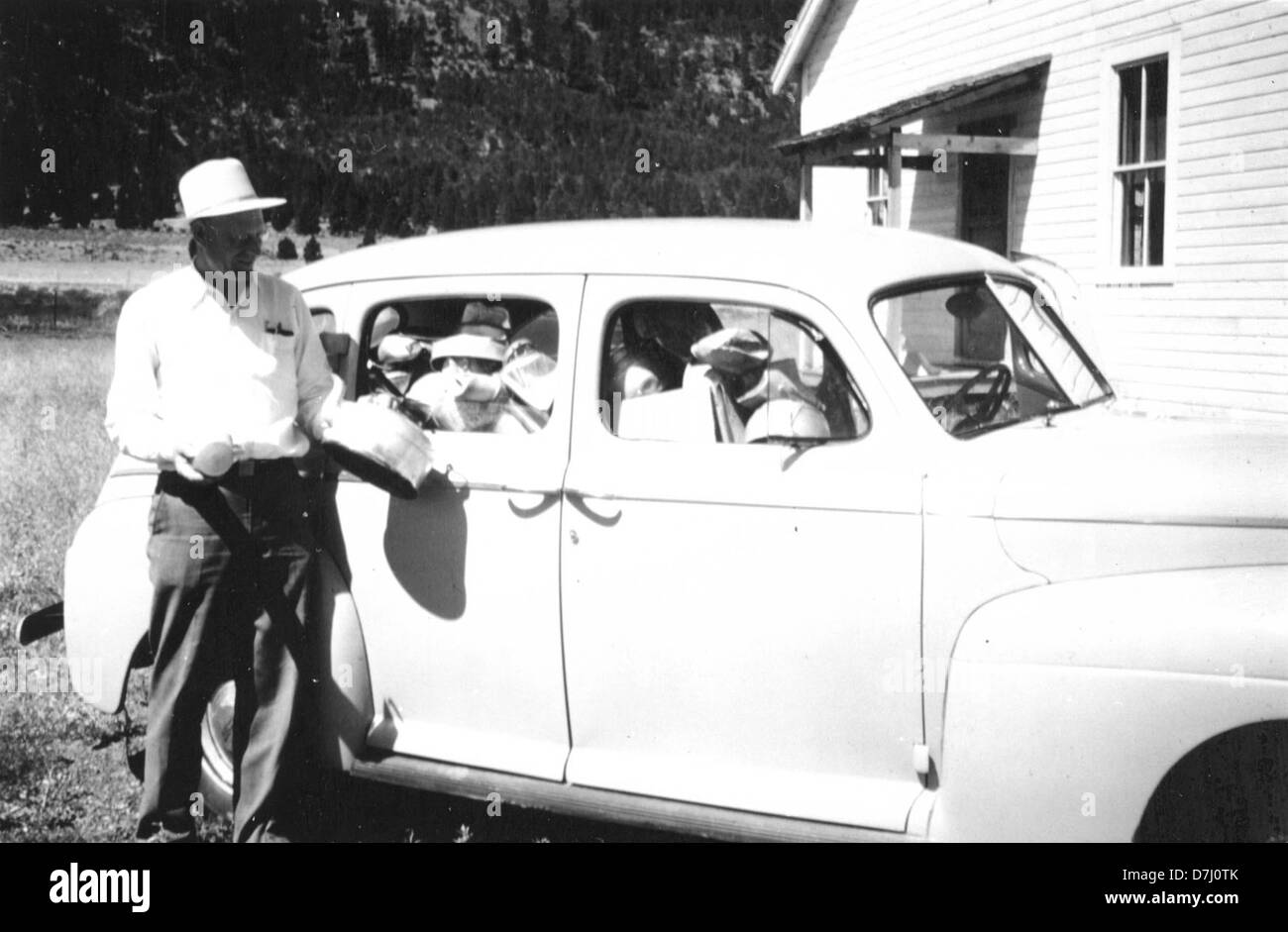 Ein historisches Foto von Vic Johnson, einem County-Agenten, der Aluminiumschrott während des Zweiten Weltkriegs im Lake County, Oregon, sammelte, als Teil der Kriegsbemühungen zur Unterstützung der militärischen Produktion. Stockfoto