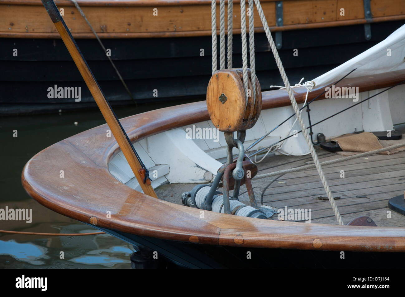 Heck des Segelboot mit Holzdeck, rigging-Block, angeseilt, lackiert geschwungene Handlauf aus Holz Stockfoto