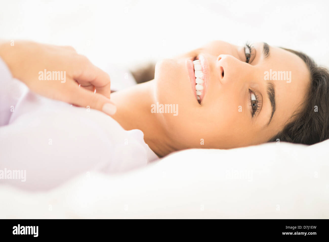Porträt der Frau im Bett liegend Stockfoto