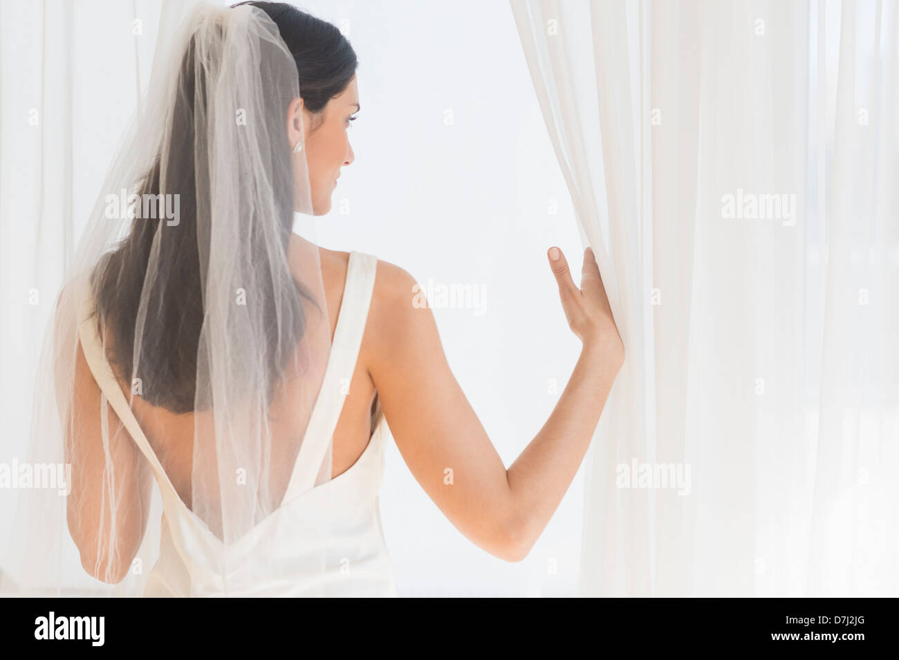 Braut Blick durch Fenster Stockfoto