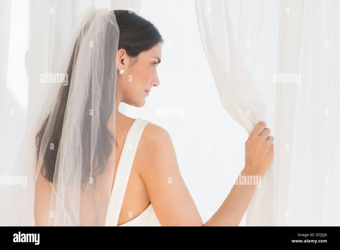 Braut Blick durch Fenster Stockfoto