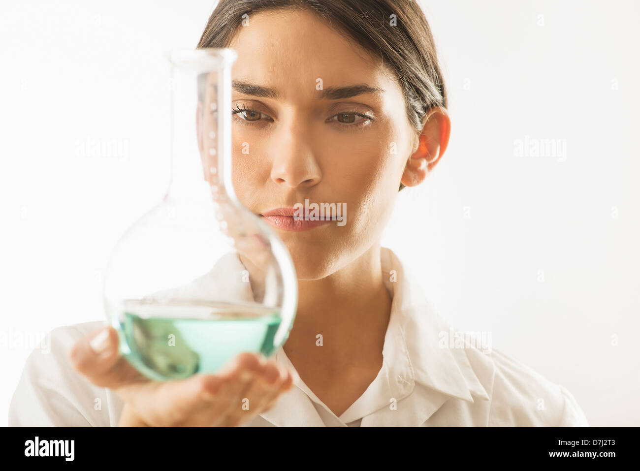 Frau Holding Becher mit Flüssigkeit Stockfoto