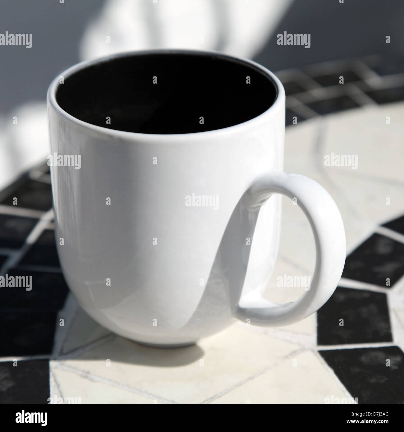 Weiße Kaffeetasse steht auf runden Tisch Stockfoto
