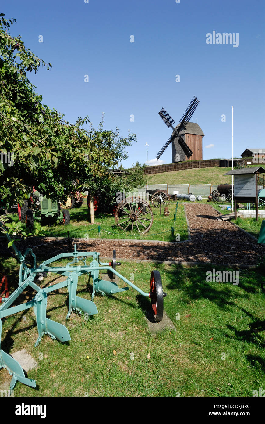 Hölzerne Windmühle & Anzeige von landwirtschaftlichen Geräten Marzahn Berlin Deutschland. Stockfoto