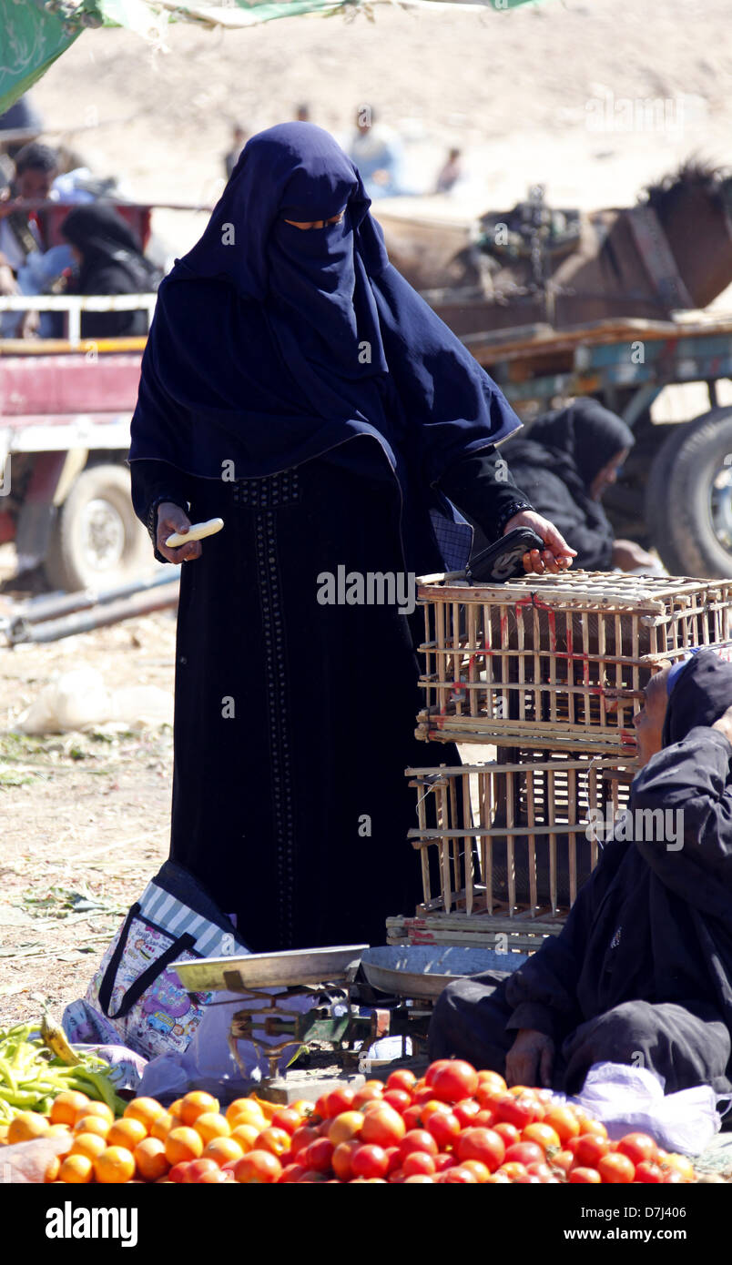 ÄGYPTISCHE MUSLIMA tragen von BURKA nahe Assuan Ägypten 11. Januar 2013 Stockfoto