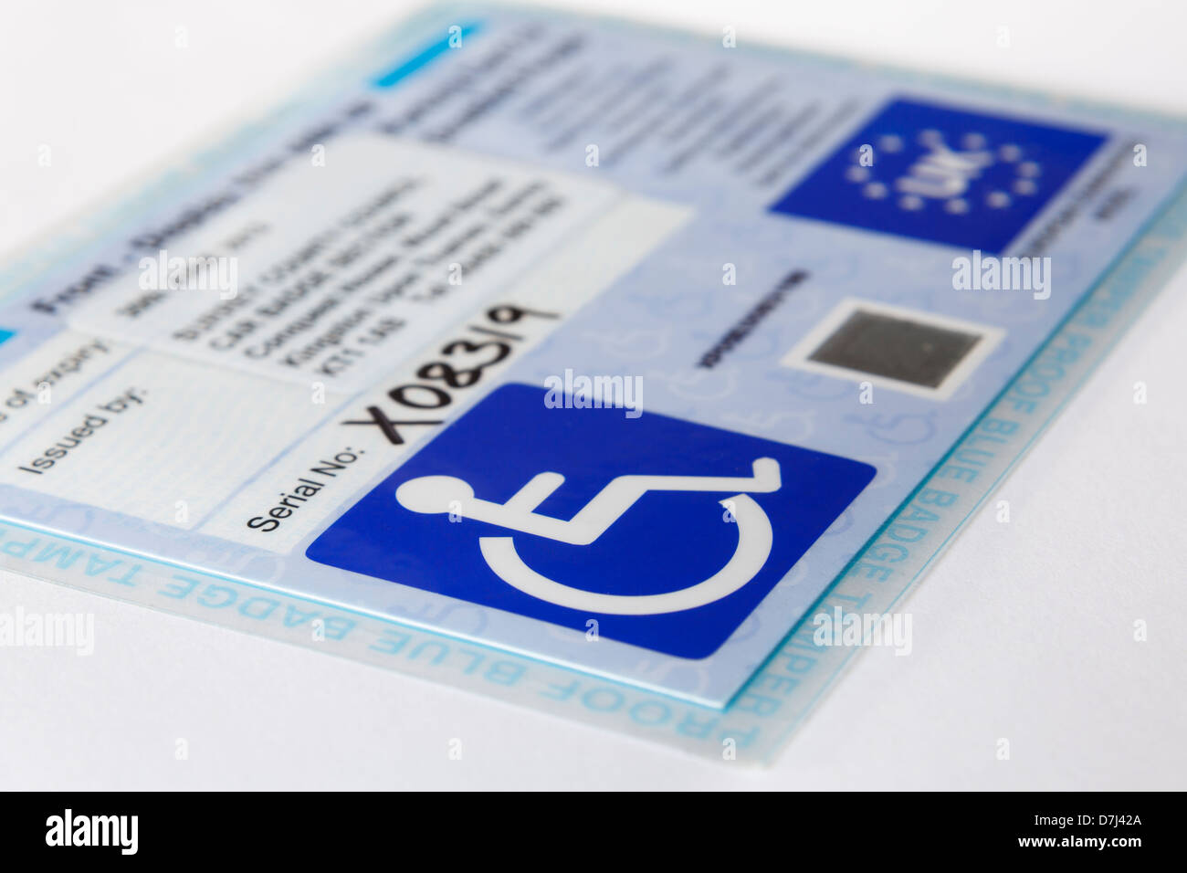 Blue Badge Card mit Rollstuhl Symbol für Behinderte parken Zugeständnisse. England, Großbritannien, Großbritannien, Europa. Stockfoto