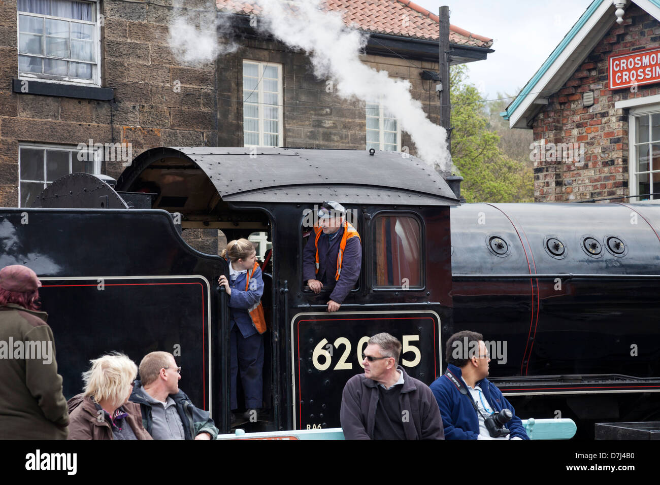 Besatzung, die Umkehrung der Lord of the Isles Dampf Lok 62005 in das Abstellgleis in Grosmont Station North Yorkshire Moors Railway UK Stockfoto