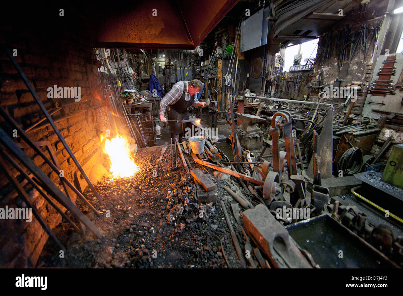 traditionelle Schmied bei der Arbeit in den Niederlanden Stockfoto