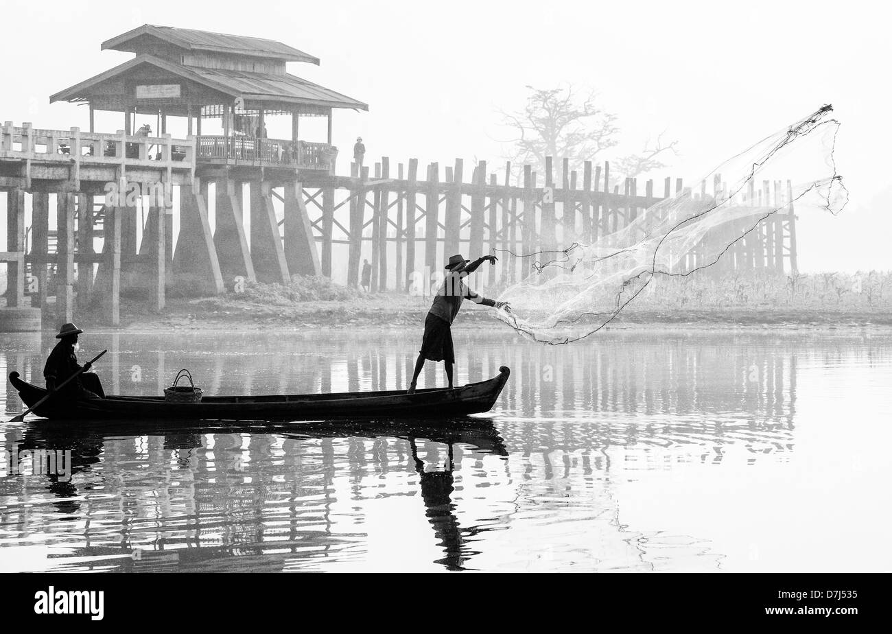 Fischer auf dem Taungthaman-See, Amarapura, Mandalay, Birma (Myanmar) Stockfoto