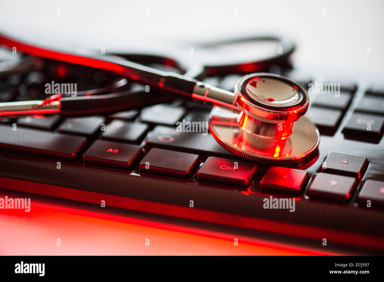 Nahaufnahme von Computertastatur und Stethoskop, Studio gedreht Stockfoto