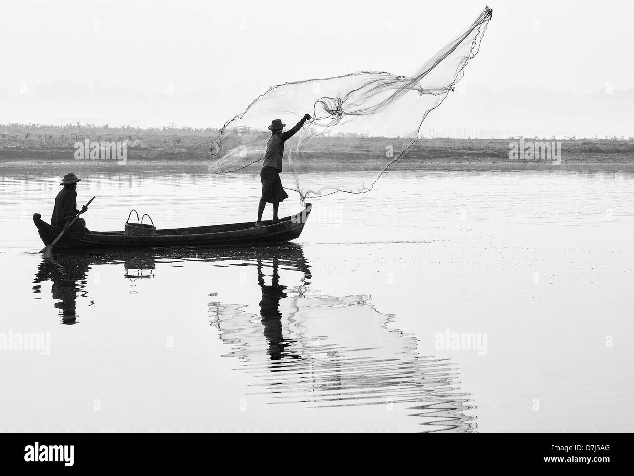 Fischer auf dem Taungthaman-See, Amarapura, Mandalay, Birma (Myanmar) Stockfoto