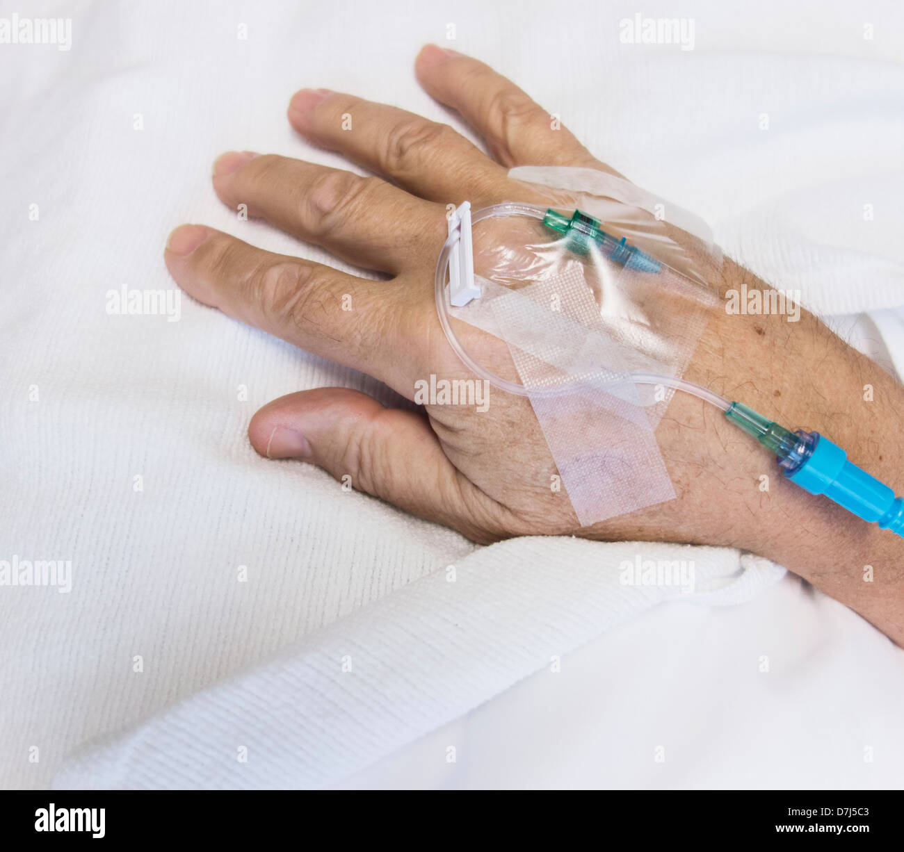 Nahaufnahme der Hand des älteren Patienten mit Tropf angehängt Stockfoto