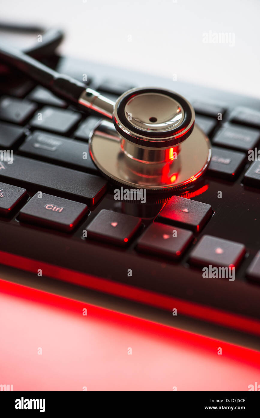 Nahaufnahme von Computertastatur und Stethoskop, Studio gedreht Stockfoto
