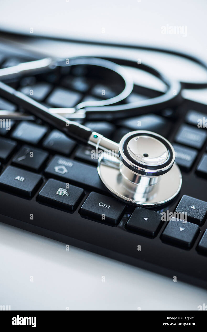 Nahaufnahme von Computertastatur und Stethoskop, Studio gedreht Stockfoto
