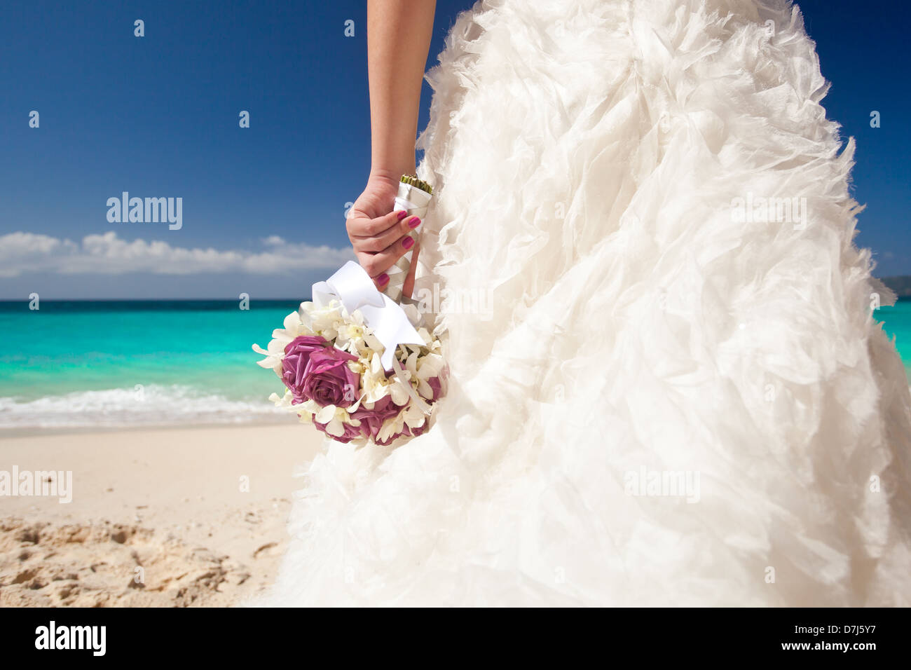 Brautstrauß in der Hand der Braut am Strand Stockfoto