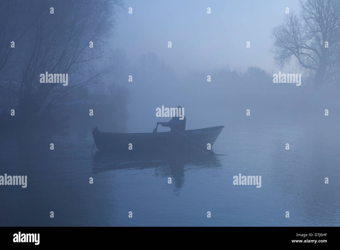 Mann im Nebel im Nationalpark "de Biesbosch" in Holland Stockfoto