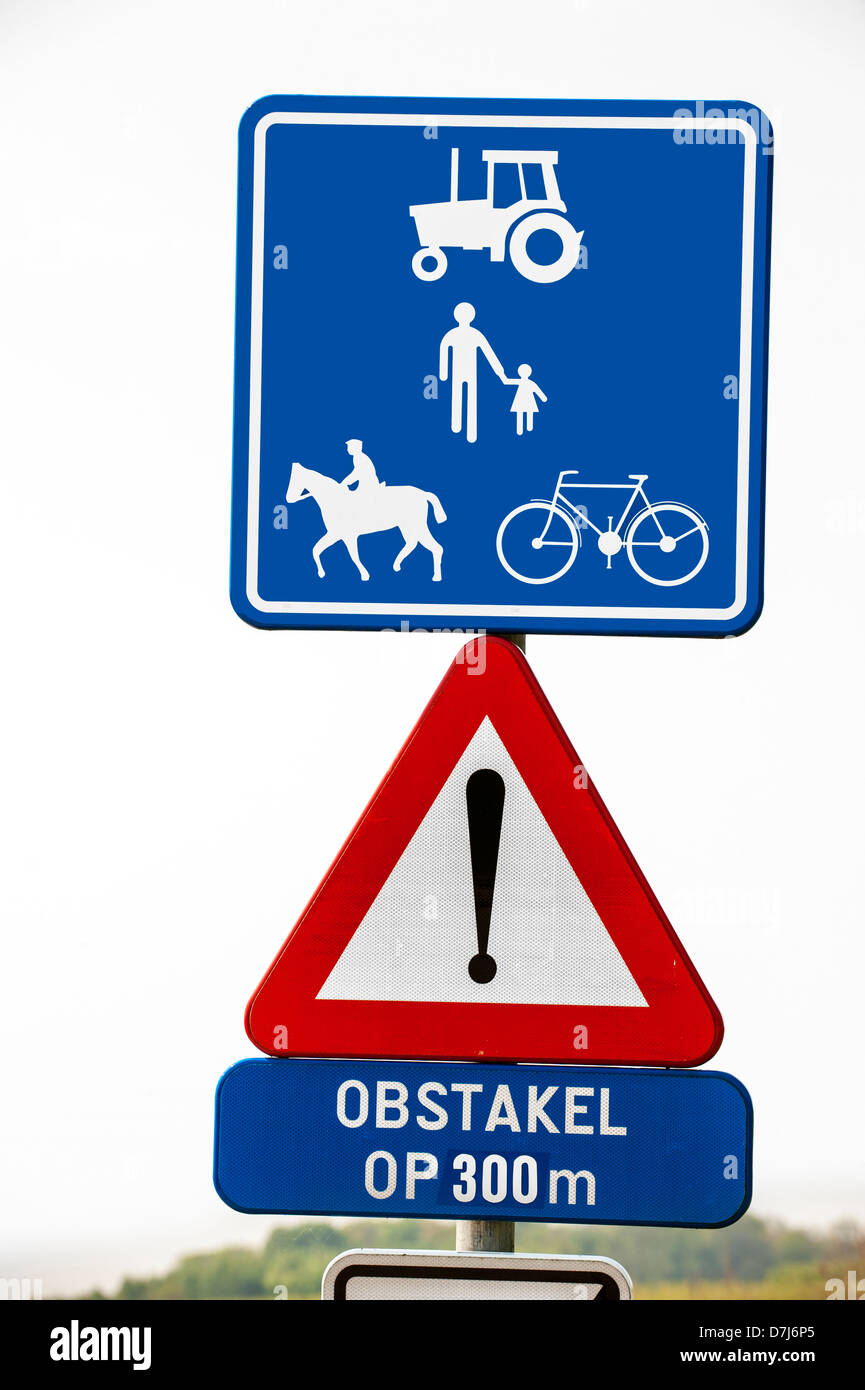 Belgische Verkehrszeichen F99c - reserviert für landwirtschaftliche Fahrzeuge, Fußgänger, Radfahrer und Autofahrer Pferd unbefestigte Straße Stockfoto