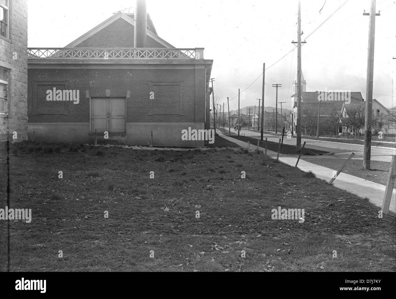 Dieses Bild zeigt eine Westansicht der Monroe Street, die die städtische Landschaft mit einem Schwerpunkt auf den architektonischen Merkmalen und der Straßenaktivität der Gegend erfasst. Stockfoto