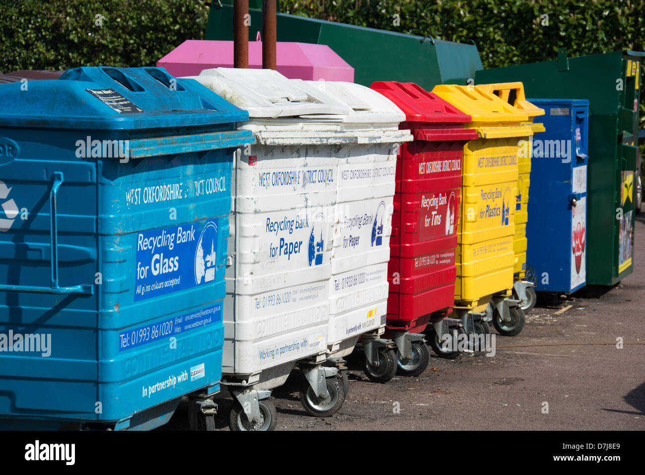 Eine öffentliche recycling Bank mit farbkodierten Lagerplätze für verschiedene Materialien (Glas, Papier, Blech, Kunststoff). UK, 2013. Stockfoto