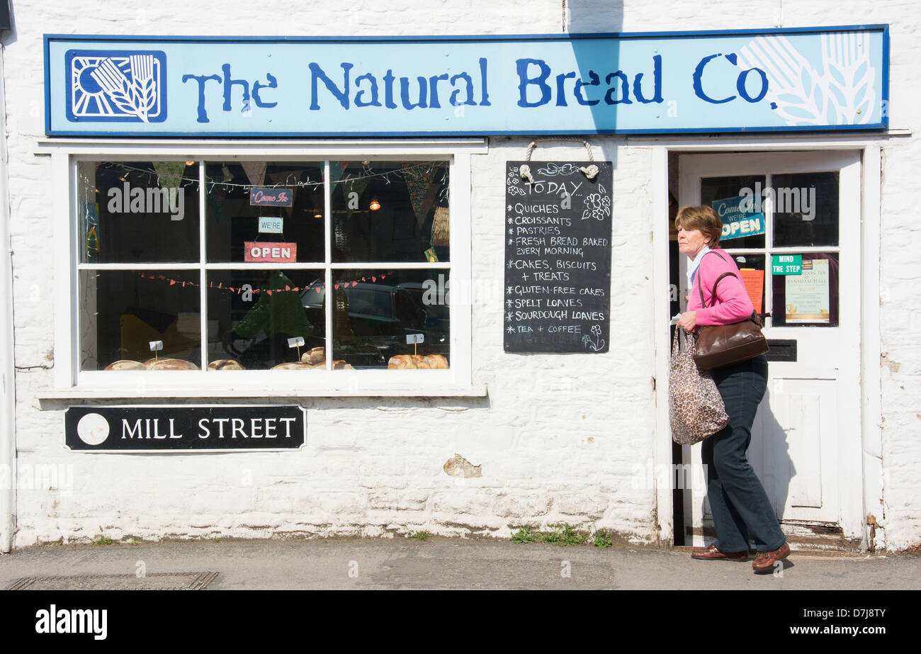 OXFORDSHIRE, VEREINIGTES KÖNIGREICH. Die natürliche Brot Co, eine handwerkliche Bäckerei im Dorf Eynsham in der Nähe von Witney. 2013. Stockfoto