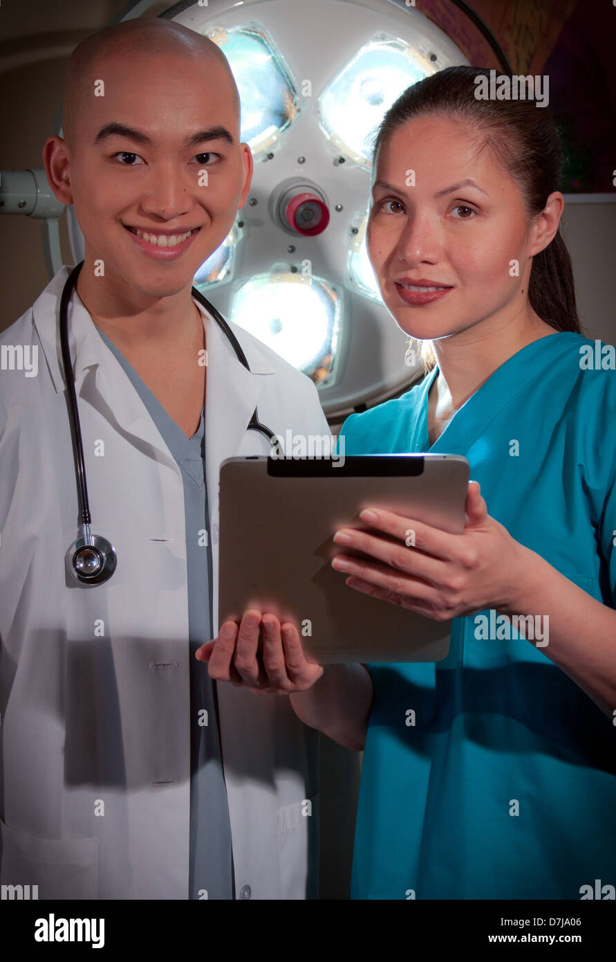 Fachkräfte des Gesundheitswesens mit Tablet-PC. Stockfoto