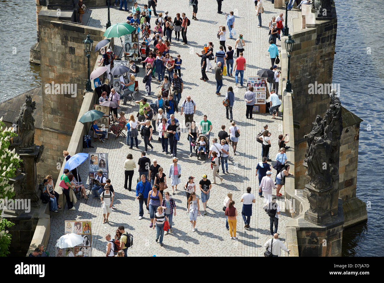 Touristen, die Überquerung der Karlsbrücke, Prag, Tschechische Republik, Ansicht von oben Stockfoto