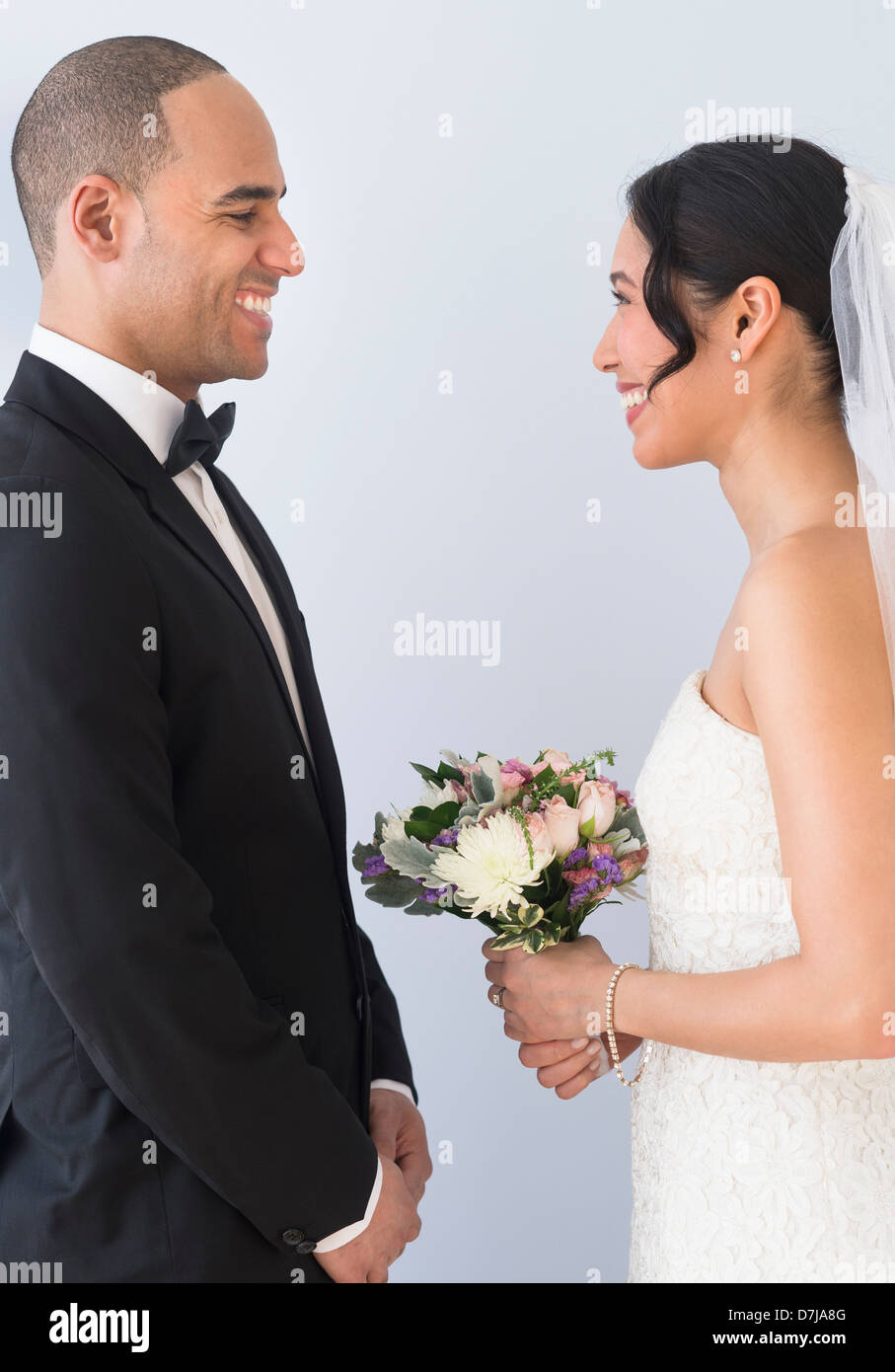 Braut und Bräutigam stehen von Angesicht zu Angesicht Stockfoto