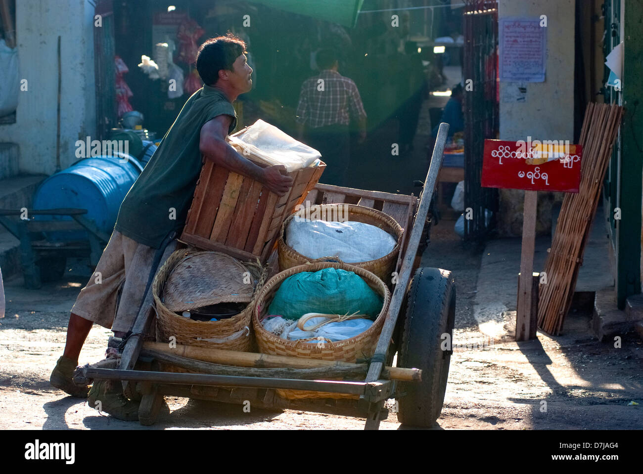 Ein Arbeiter in Kalaw Markt in Myanmar Stockfoto