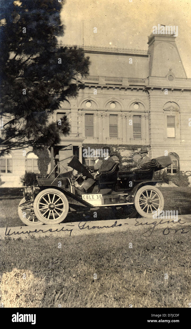 Männer in einem Cole 30 Auto an der University of Oregon, um 1910 Stockfoto