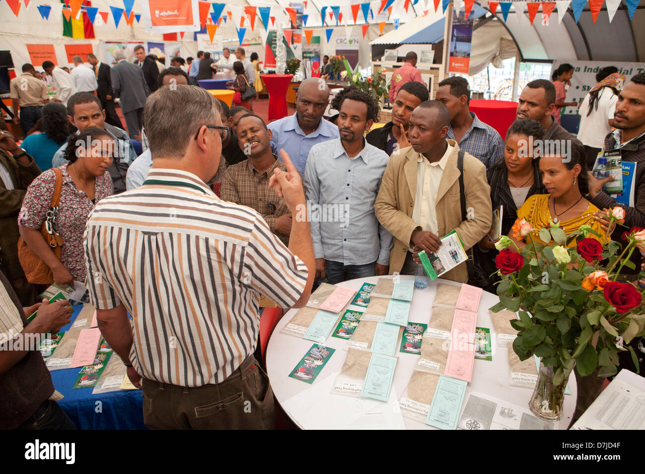 Jan Couzine ist ein niederländischer Entrerpreneur Äthiopien. Mit seiner Firma AKF handelt er in Landwirtschaft Samen. Er spricht mit äthiopischen cl Stockfoto