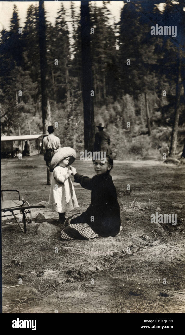 Dieses Foto zeigt zwei Kinder in einem Park in Eugene, Oregon, um 1915. Das Bild spiegelt die einfacheren Zeiten des frühen 20. Jahrhunderts wider und zeigt die Kinder, die in einer natürlichen Umgebung spielen. Stockfoto