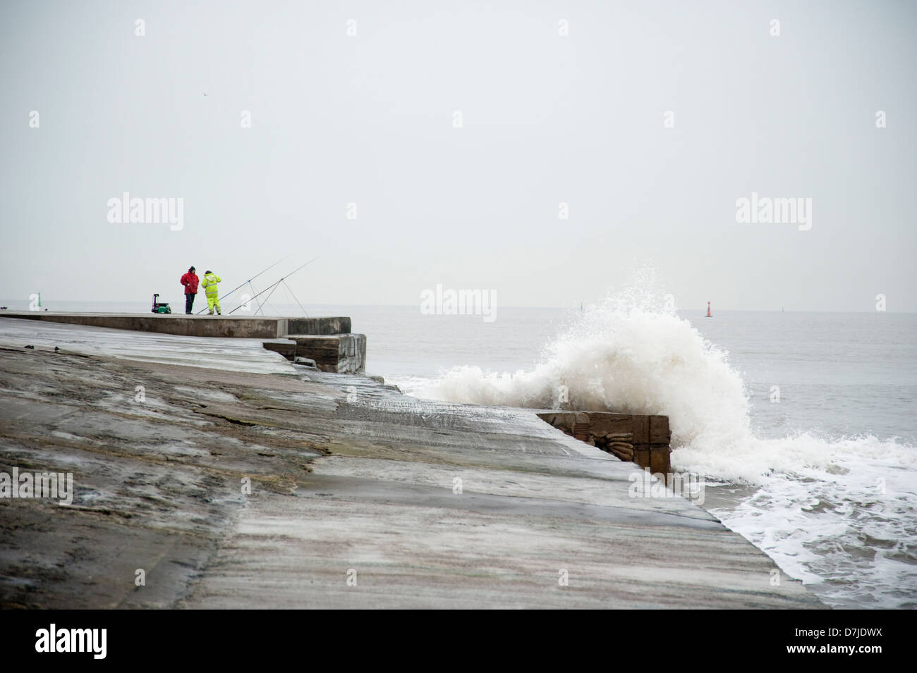 Redcar Gare, Leute Angeln, Familie, stürmischen Wetter, Absturz waves.pier,coastline Nordsee, Winter Stockfoto